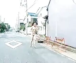 GF mette in mostra tette e figa in pubblico