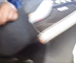 Lima gode suo vibratore viola come si masturba