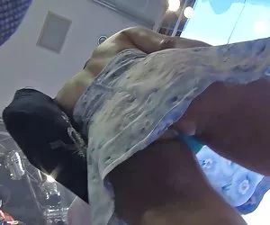 alzati la gonna Guardoni milf in perizoma di pizzo turchese